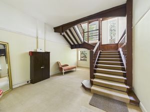 COMMUNAL ENTRANCE HALLWAY- click for photo gallery